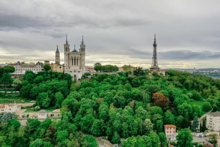 Vue aérienne de Lyon, en france, avec la basilique notre-dame de fourvière